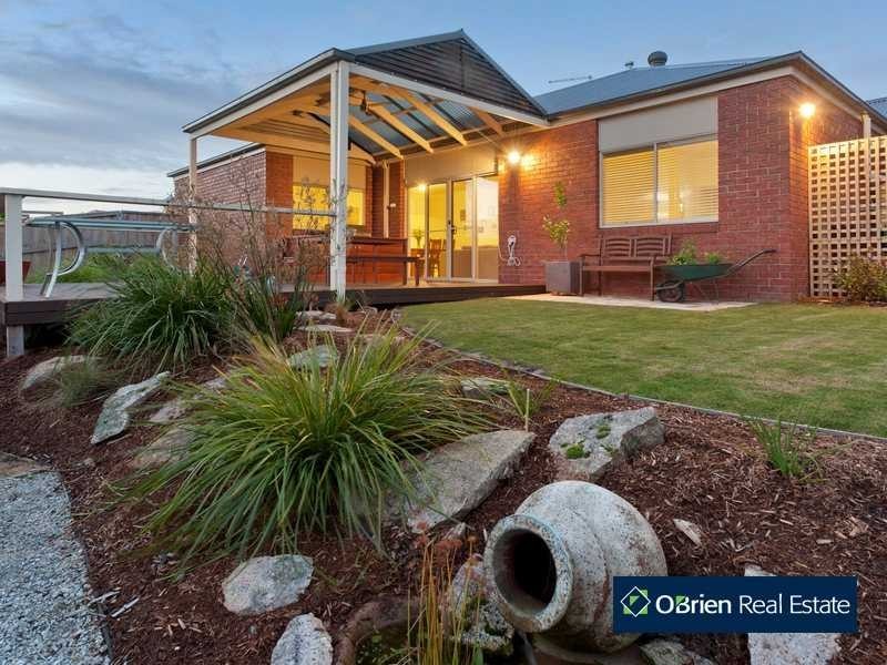 44 Henry Lawson Drive, Pakenham VIC 3810