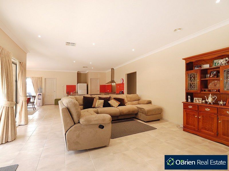 6 Castawellan Street, Lyndhurst VIC 3975