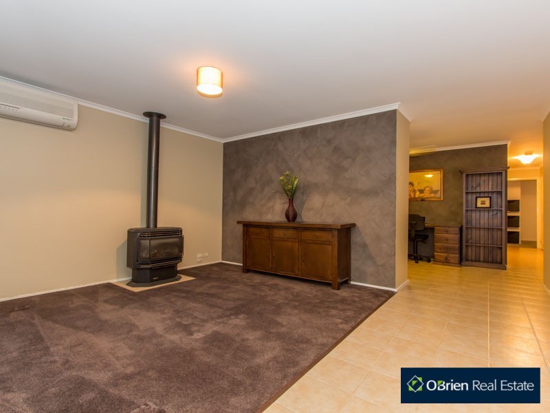 154 Lawless Drive, Cranbourne North VIC 3977