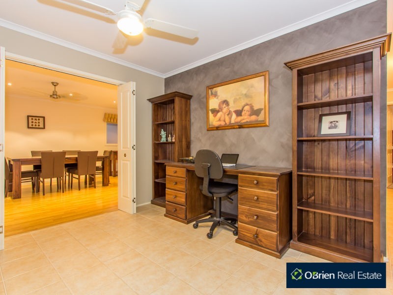 154 Lawless Drive, Cranbourne North VIC 3977