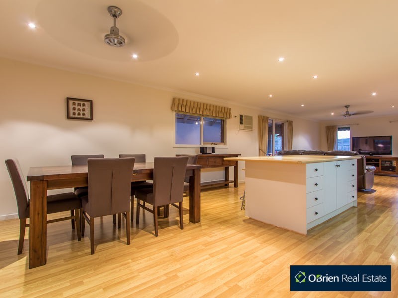 154 Lawless Drive, Cranbourne North VIC 3977