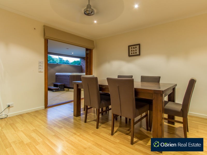 154 Lawless Drive, Cranbourne North VIC 3977