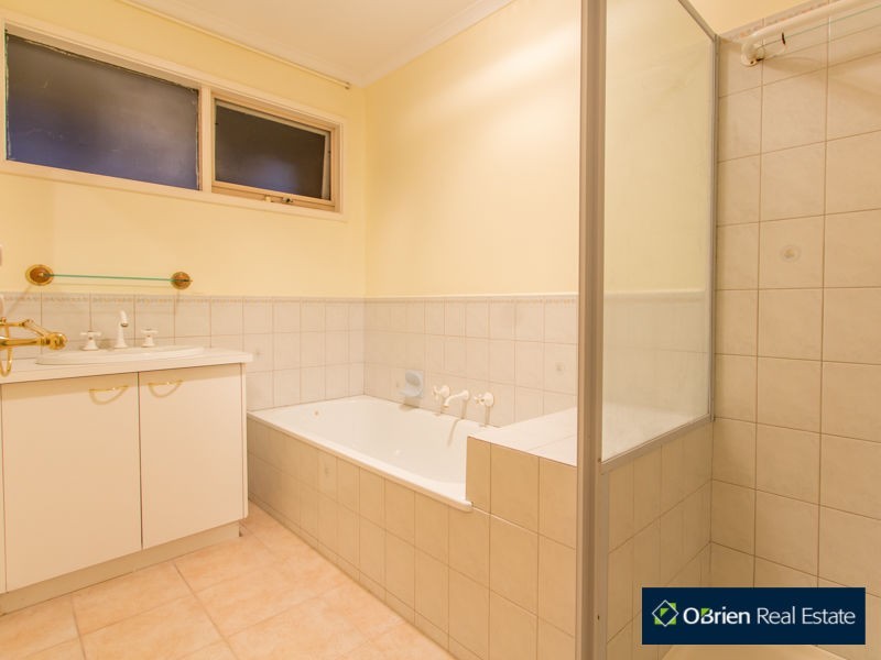 154 Lawless Drive, Cranbourne North VIC 3977