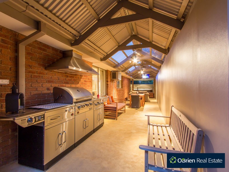 154 Lawless Drive, Cranbourne North VIC 3977