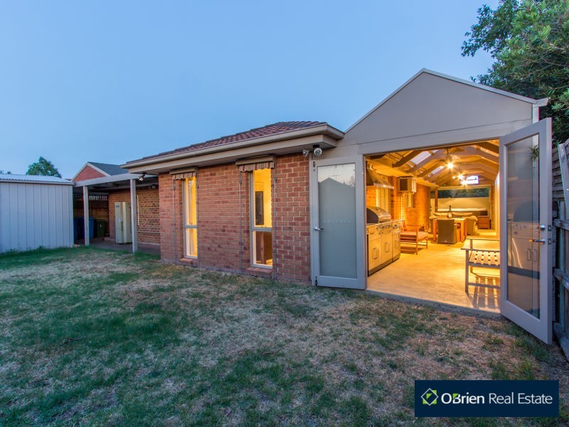 154 Lawless Drive, Cranbourne North VIC 3977