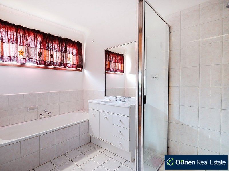 32 Houlder Avenue, Junction Village VIC 3977