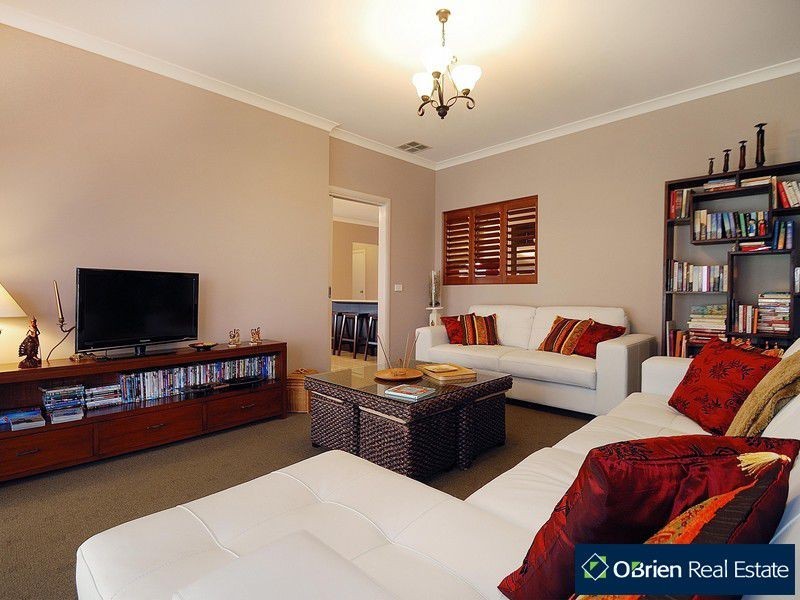 18 Tattle Grove, Cranbourne East VIC 3977