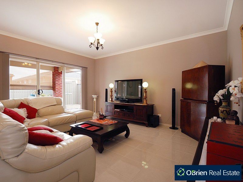 18 Tattle Grove, Cranbourne East VIC 3977