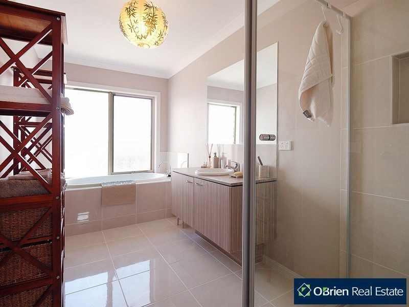 18 Tattle Grove, Cranbourne East VIC 3977