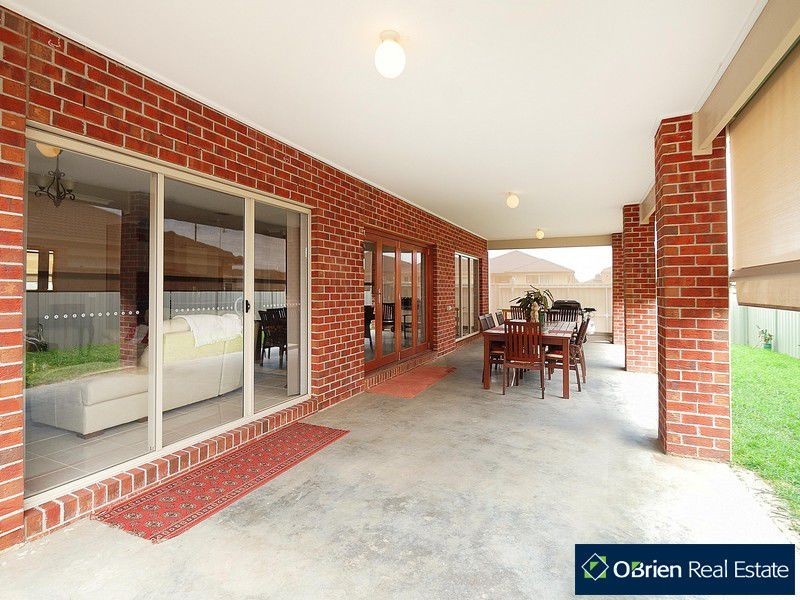 18 Tattle Grove, Cranbourne East VIC 3977