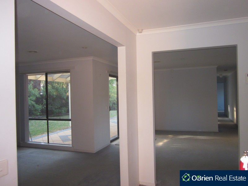 11 Farnborough Way, Berwick VIC 3806
