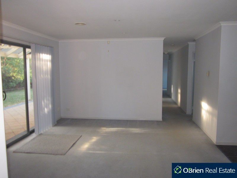 11 Farnborough Way, Berwick VIC 3806