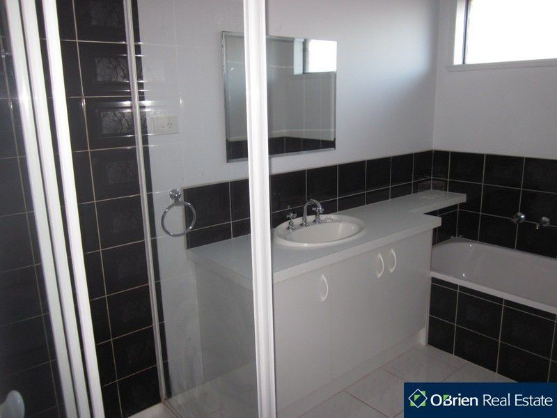 11 Farnborough Way, Berwick VIC 3806