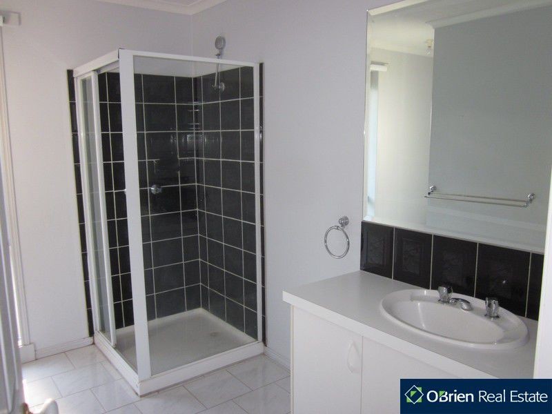 11 Farnborough Way, Berwick VIC 3806