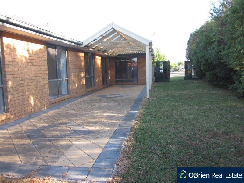 11 Farnborough Way, Berwick VIC 3806