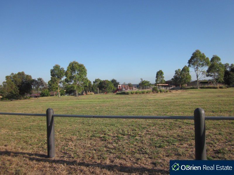 11 Farnborough Way, Berwick VIC 3806