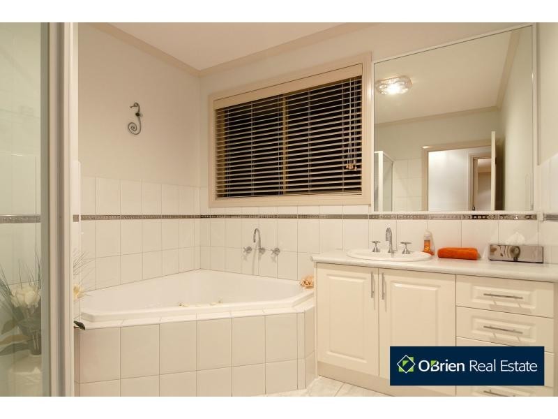 33 Caversham Terrace, Lynbrook VIC 3975