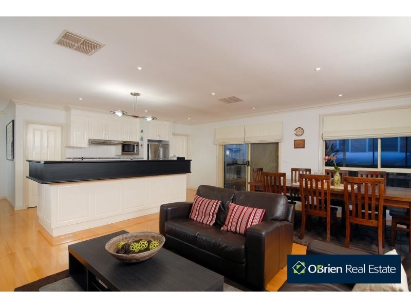 33 Caversham Terrace, Lynbrook VIC 3975