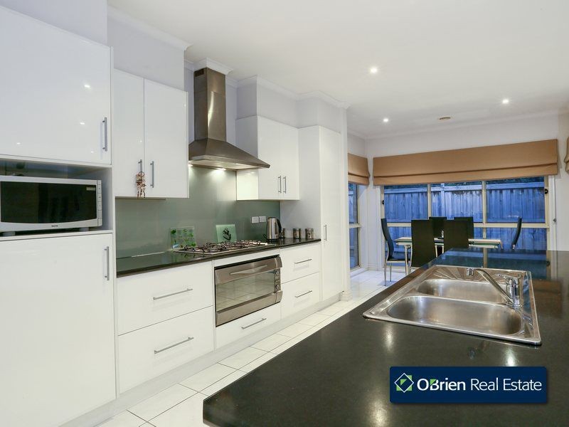 15 Don Collins Way, Berwick VIC 3806