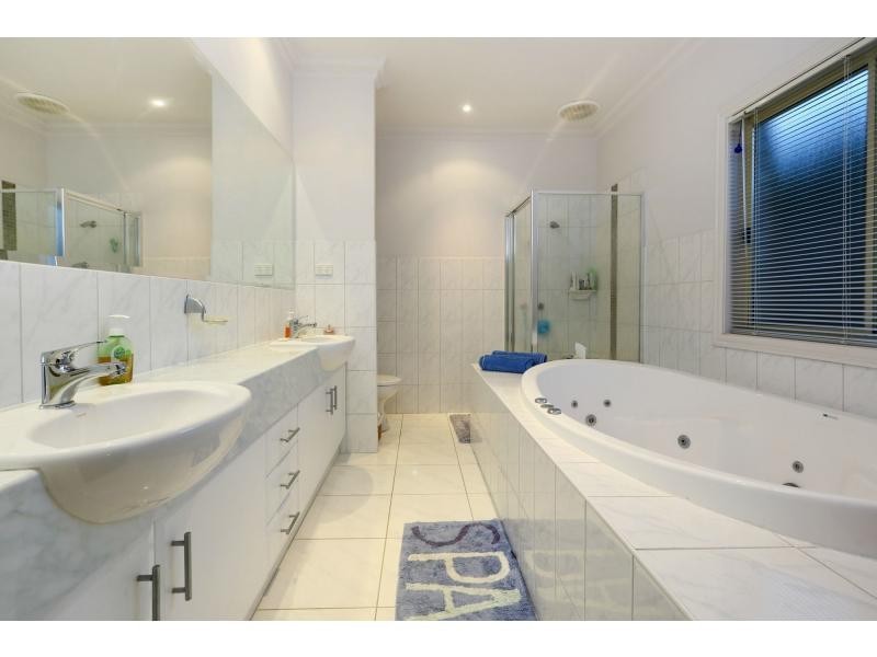 15 Don Collins Way, Berwick VIC 3806