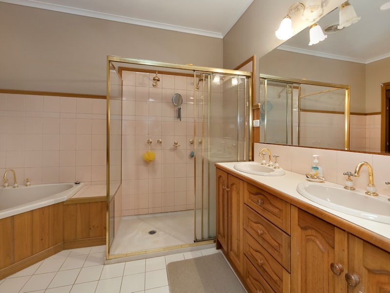 195 Huxtable Road, Pakenham Upper VIC 3810