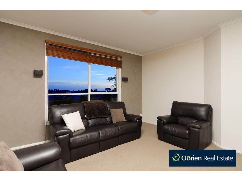 28 Earlsfield Drive, Berwick VIC 3806