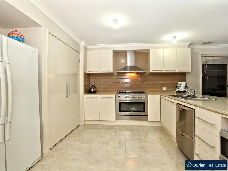 17 Eldershaw Drive, Lynbrook VIC 3975