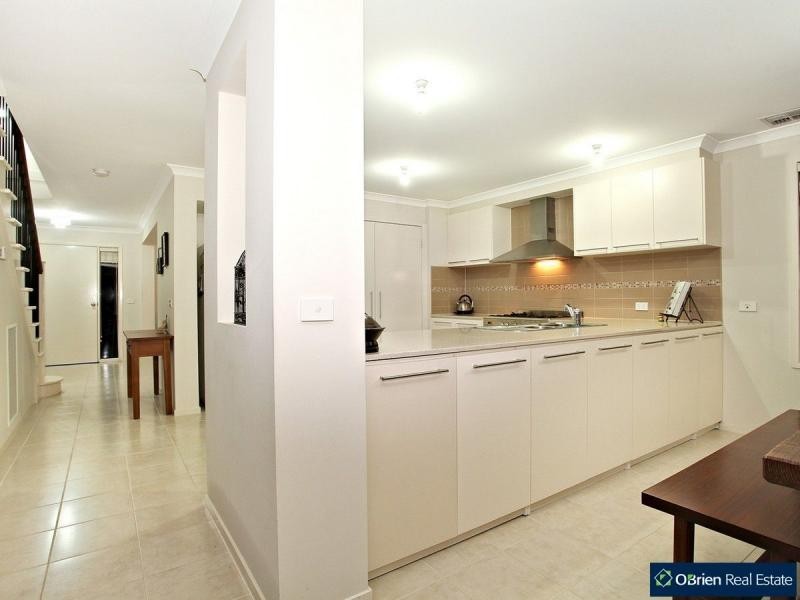 17 Eldershaw Drive, Lynbrook VIC 3975