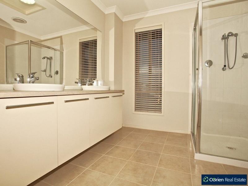 17 Eldershaw Drive, Lynbrook VIC 3975