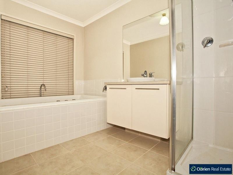 17 Eldershaw Drive, Lynbrook VIC 3975