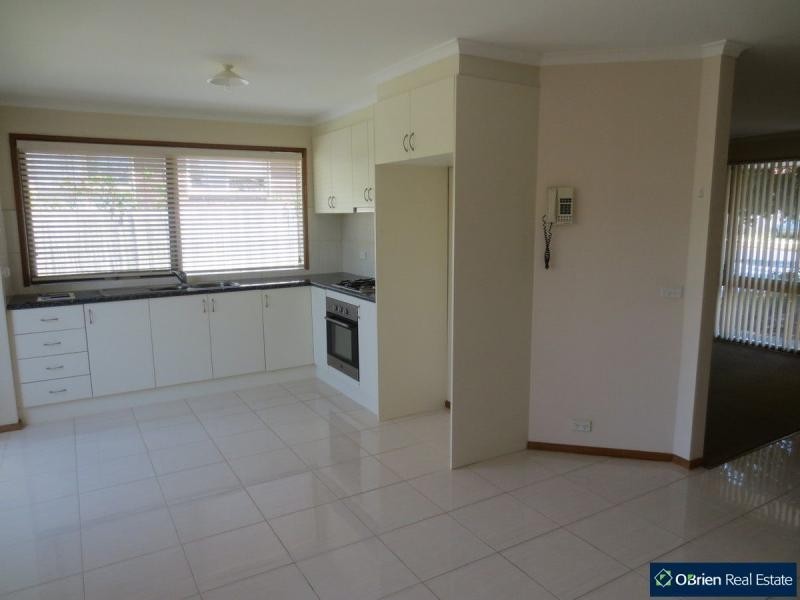 1/6 Averne Street, Cranbourne VIC 3977