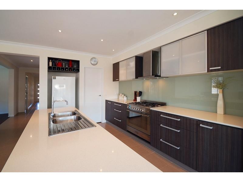 6 Ben Hall Street, Cranbourne East VIC 3977