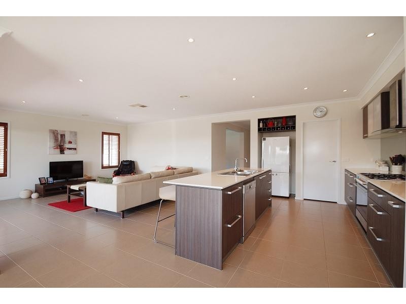 6 Ben Hall Street, Cranbourne East VIC 3977