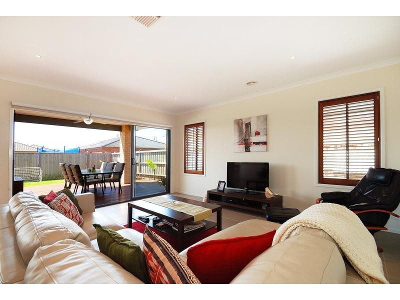 6 Ben Hall Street, Cranbourne East VIC 3977