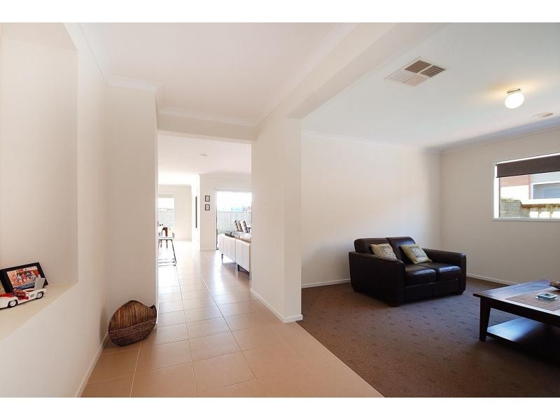 6 Ben Hall Street, Cranbourne East VIC 3977