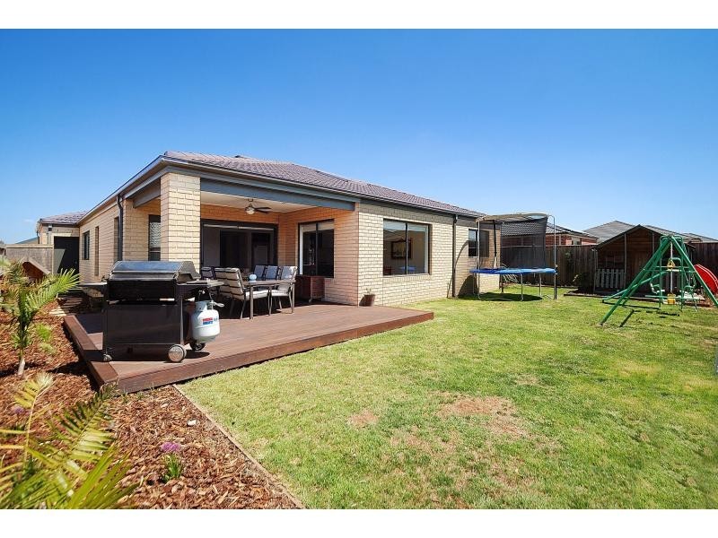 6 Ben Hall Street, Cranbourne East VIC 3977