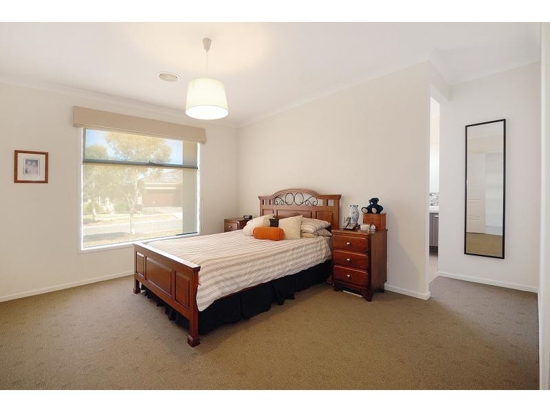 6 Ben Hall Street, Cranbourne East VIC 3977