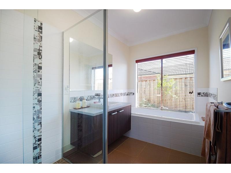 6 Ben Hall Street, Cranbourne East VIC 3977