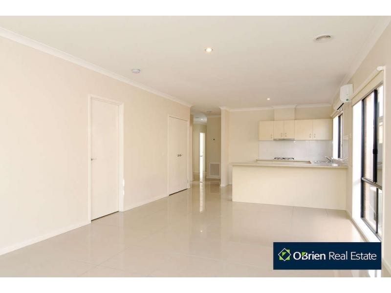 5 Elfin Way, Pakenham VIC 3810