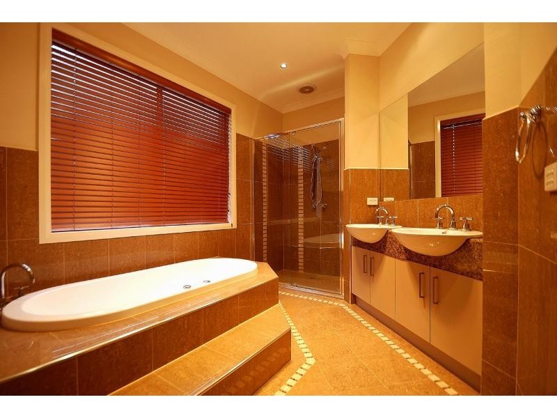 5 Fantail Way, Berwick VIC 3806