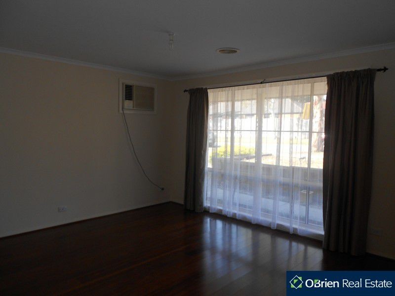 73 Hutchinson Drive, Lynbrook VIC 3975