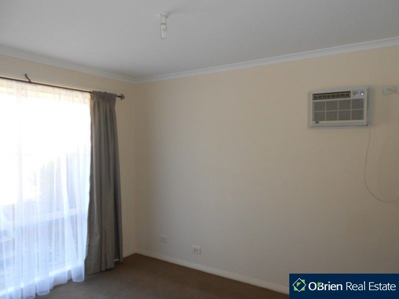 73 Hutchinson Drive, Lynbrook VIC 3975