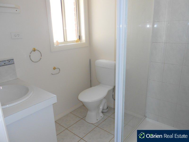 73 Hutchinson Drive, Lynbrook VIC 3975