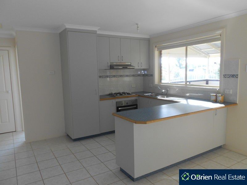 73 Hutchinson Drive, Lynbrook VIC 3975