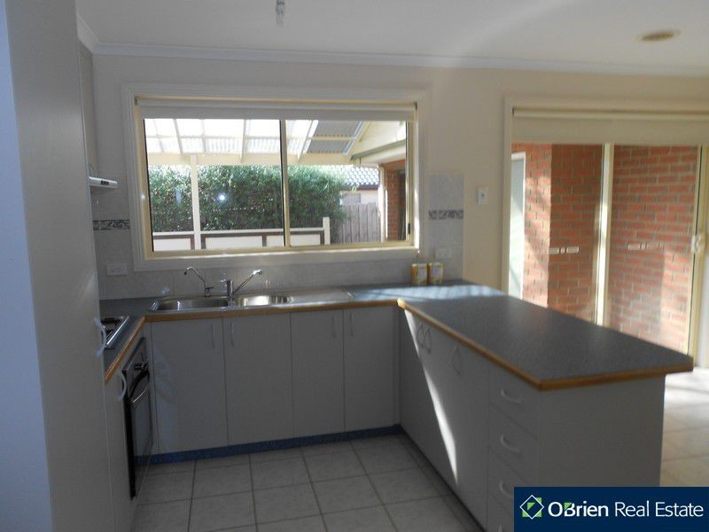 73 Hutchinson Drive, Lynbrook VIC 3975