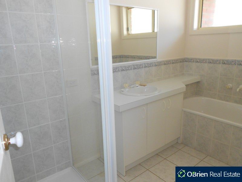 73 Hutchinson Drive, Lynbrook VIC 3975