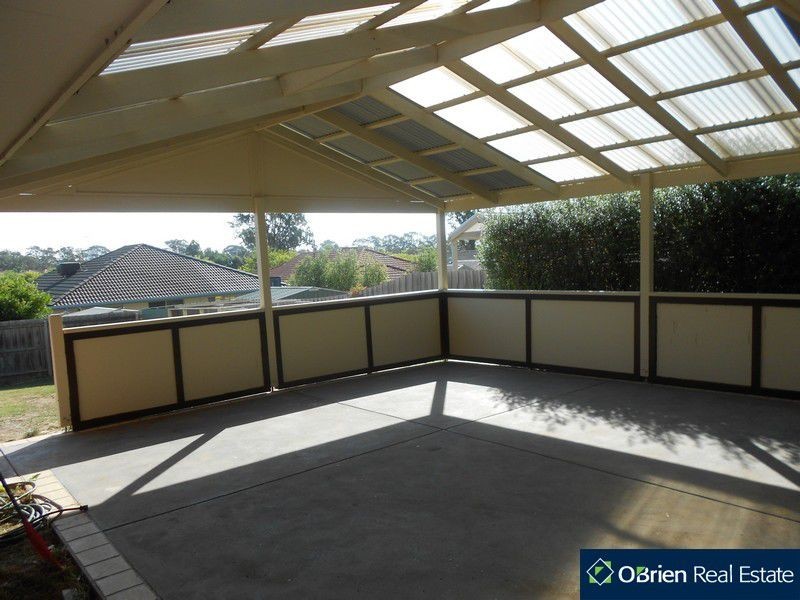 73 Hutchinson Drive, Lynbrook VIC 3975