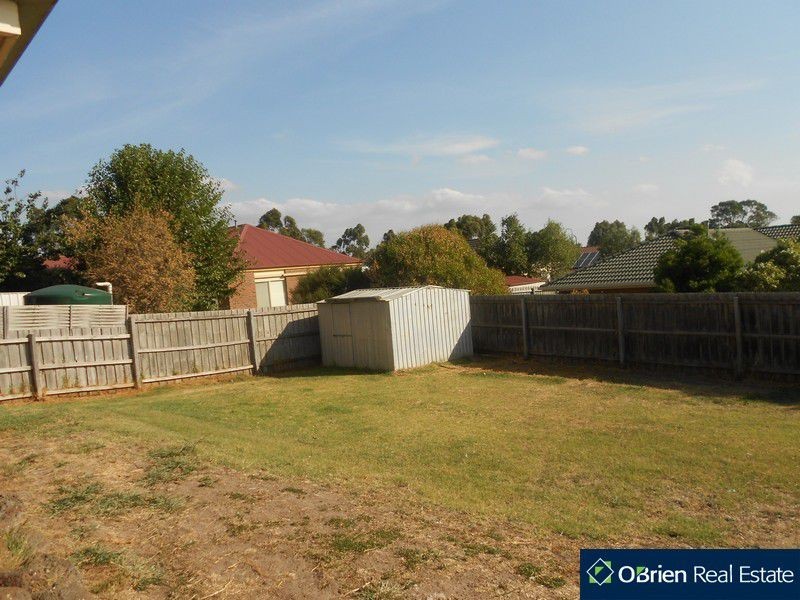 73 Hutchinson Drive, Lynbrook VIC 3975