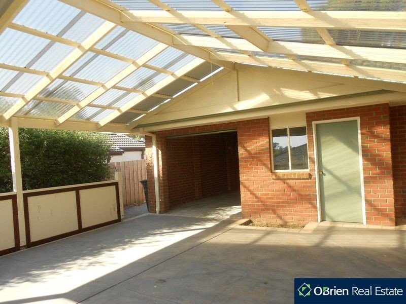 73 Hutchinson Drive, Lynbrook VIC 3975