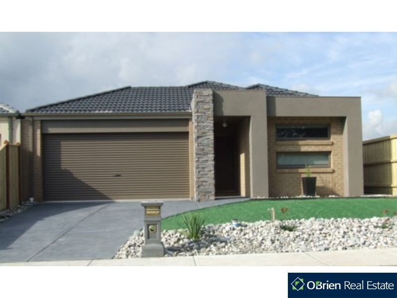 64 Sussex Avenue, Cranbourne North VIC 3977